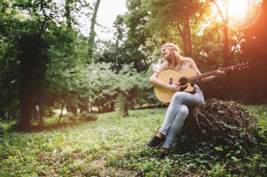快樂的女吉他手