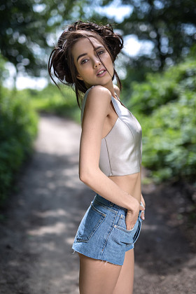 牛仔短裤的女孩