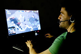 人玩视频游戏在黑暗的房间里图片