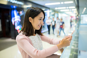 使用智能手机的女人图片