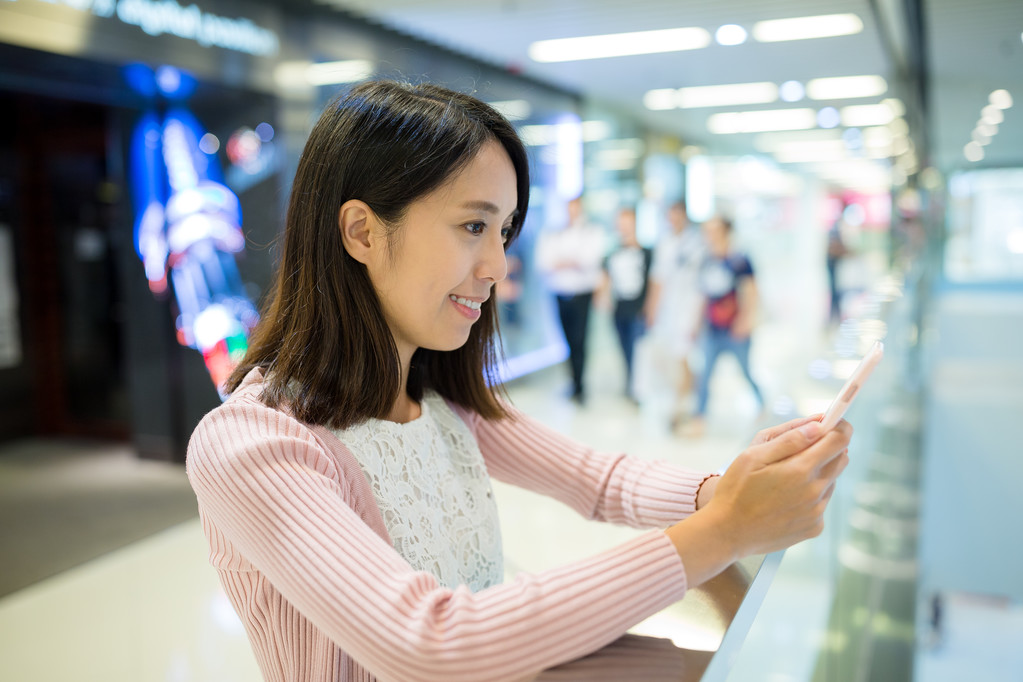 使用智能手机的女人图片 使用智能手机的女人图片
