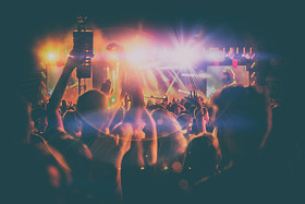 人和音乐家的剪影图片