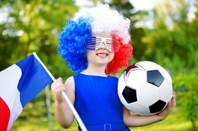 小女孩支持足球队图片