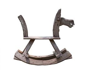 孤立的白色背景上的老式摇马照片