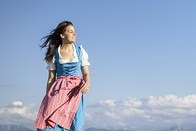 巴伐利亚传统服饰的年轻女子