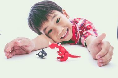 孩子在白色背景上顯示作品從粘土