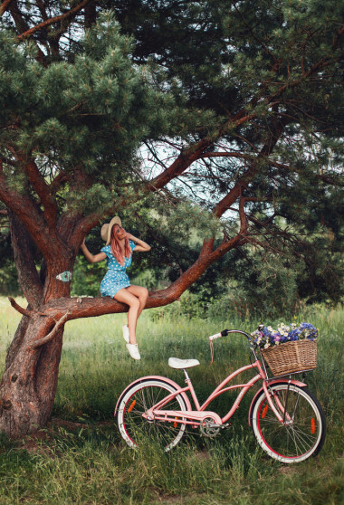 女士自行車(chē)的漂亮女孩