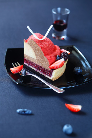 一塊當(dāng)代漿果慕斯蛋糕 