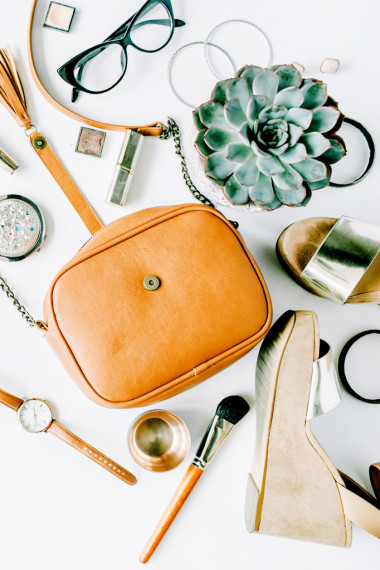 平躺的女性配件