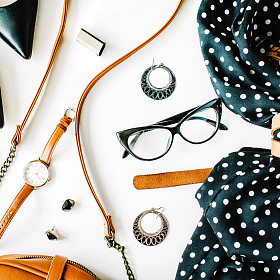 平躺的女性衣服图片