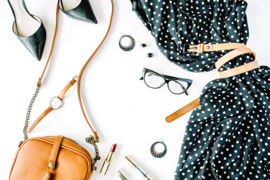 平躺的女性衣服图片