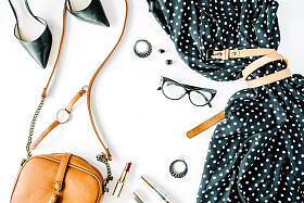 平躺的女性衣服图片