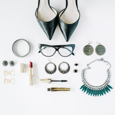 平躺的女性配件