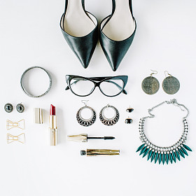 平躺的女性配件