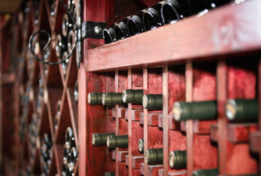 葡萄酒瓶架覆蓋在塵埃