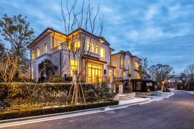 豪宅黃昏時(shí)分在云的天空?qǐng)D片