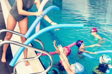 游泳教練給予水面條