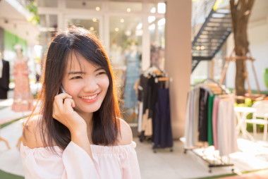 美麗年輕的黑發(fā)女人，要求在店里的電話