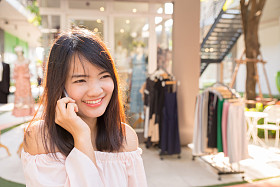 美丽年轻的黑发女人，要求在店里的电话