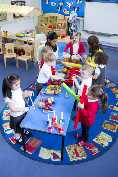 嘈雜的苗圃課圖片