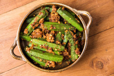 印度玛萨拉炒比因迪或夫人手指，咖喱，配菜与查帕蒂，罗蒂，纳安，穷人