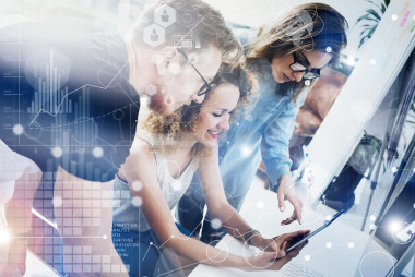 同事團(tuán)隊(duì)現(xiàn)代辦公場(chǎng)所.客戶經(jīng)理工作新商業(yè)理念創(chuàng)業(yè)演示.女士觸摸數(shù)字平板電腦屏幕.桌面電腦木表.虛擬高科技圖界面概念