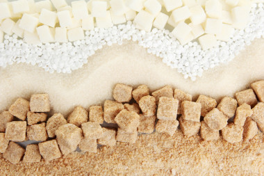 用白色和棕色糖特寫甜味劑圖片