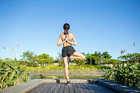 年轻女子练习瑜伽照片