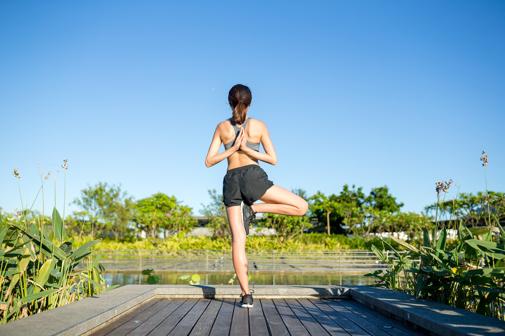 年轻女子练习瑜伽照片