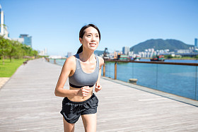 女人在海滨步道上运行图片