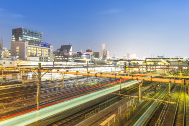 在東京火車站在黃昏時分的軌道