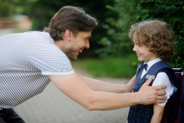 父亲看到儿子男生在学校关闭