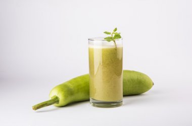 葫芦或 lauki 果汁或瓠一果汁、 葫芦汁、 强大健康果汁流行于印度，在白色的背景分离的