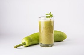 葫芦或 lauki 果汁或瓠一果汁、 葫芦汁、 强大健康果汁流行于印度，在白色的背景分离的