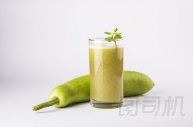 葫蘆或 lauki 果汁或瓠一果汁、 葫蘆汁、 強(qiáng)大健康果汁流行于印度，在白色的背景分離的