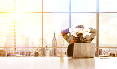 放松的人看纽约