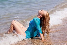 坐在海边的女孩照片