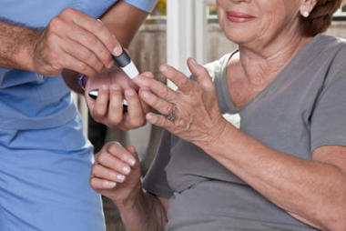 医生采集血液样本。图片