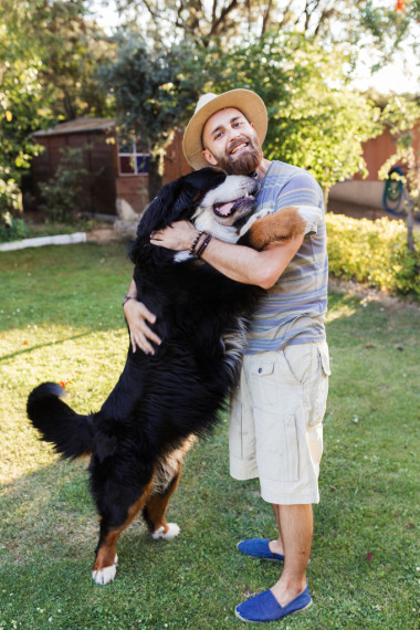 男子抱著一只黑色的大狗圖片