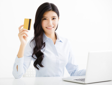 微笑辦公室業(yè)務(wù)女人顯示信用卡