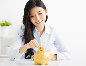 年轻的商界女人与储钱照片