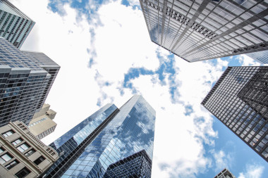 高層辦公建筑與鏡像藍藍的天空