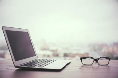 城市背景下的空白筆記本電腦照片