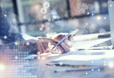 人使用智能手機(jī)手，觸摸屏。項(xiàng)目經(jīng)理研究流程.業(yè)務(wù)團(tuán)隊(duì)工作創(chuàng)業(yè)現(xiàn)代辦公室.全球戰(zhàn)略虛擬圖標(biāo).創(chuàng)新圖界面.分析市場(chǎng)庫(kù)存模糊