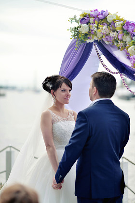 新娘与新郎在婚礼拱照片