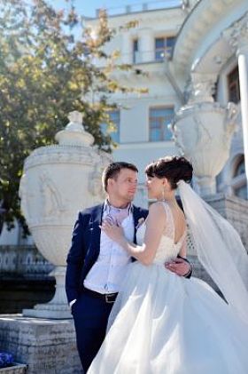 新婚夫妇互相拥抱