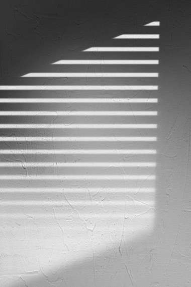 灰色的混凝土墻與陰影紋理照片