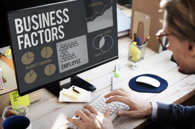 計(jì)算機(jī)在辦公室工作的人