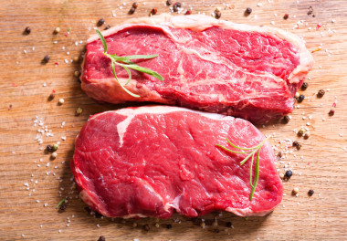 新鲜的肉配迷迭香图片