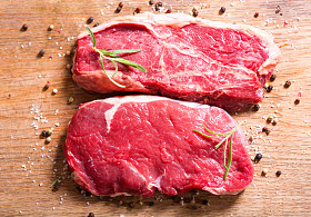 新鲜的肉配迷迭香图片